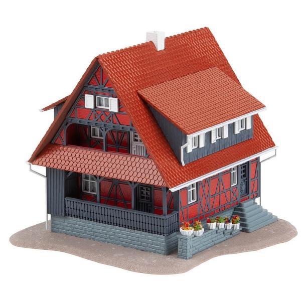 HO Model Railroad: Half-timbered House with Fountain - Faller-F130587