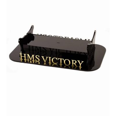 Base d'Exposition en Plexiglass Noir et Or pour Maquette HMS Victory Base d'Exposition en Plexiglass Noir et Or pour Maquette HMS Victory