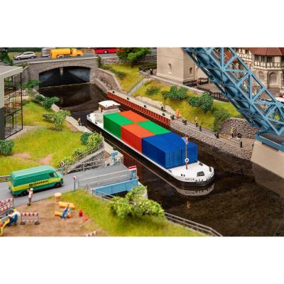 Décor : Cargo fluvial avec conteneurs Décor : Cargo fluvial avec conteneurs