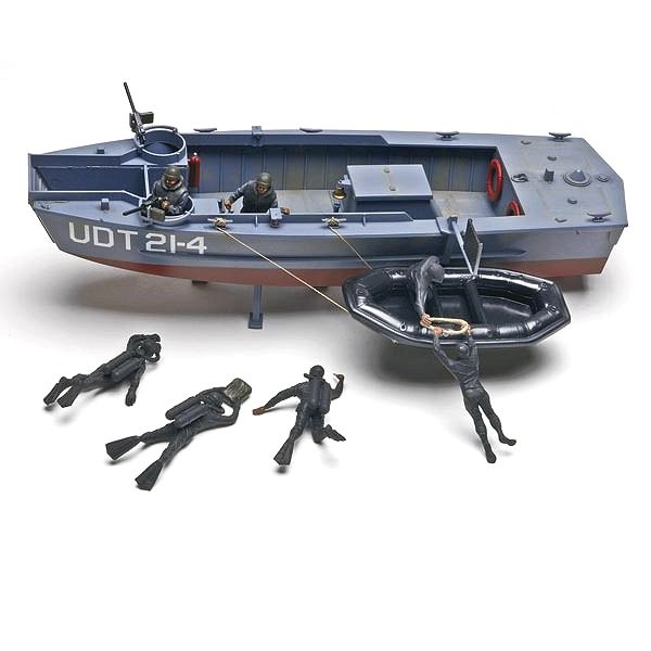 Maquette bateau : UDT Boat avec figurines hommes grenouilles - Revell-85-10313