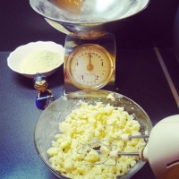 La galette des rois poire, chocolat, amandes. - Image n°3