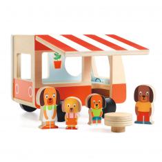 Motorhome and wooden figures: Minicombi