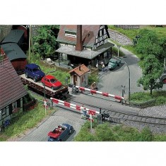 HO model railroad: Level crossing 2 houses