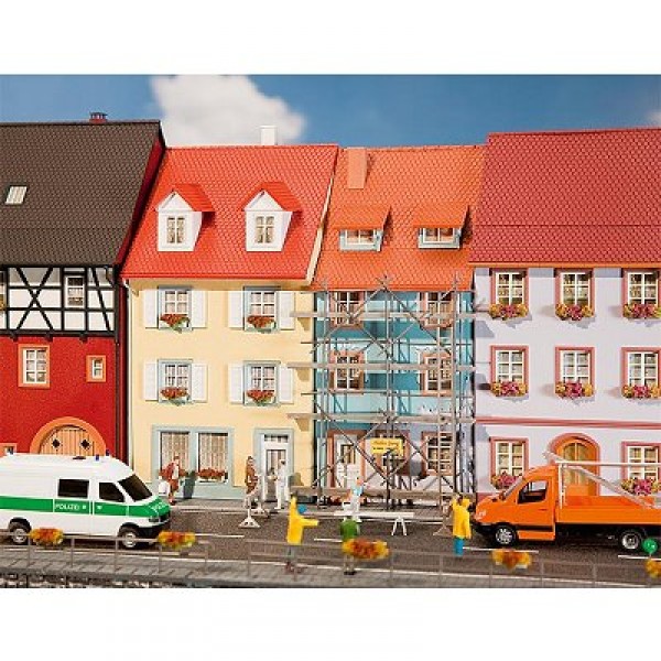 Modélisme HO : 2 maisons de petite ville avec échafaudage de peinture - Faller-130494
