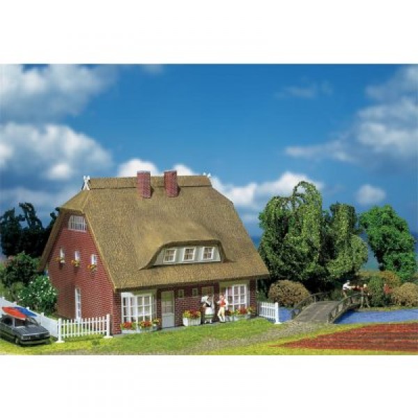 Modélisme HO : Maison d'habitation à toit de roseaux - Faller-130250