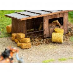 HO model making: Decorative accessories: 14 round and 18 square-cut bales of hay