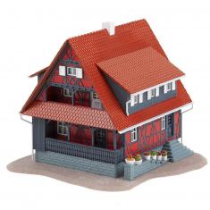Modelo de ferrocarril HO: Casa con entramado de madera con fuente