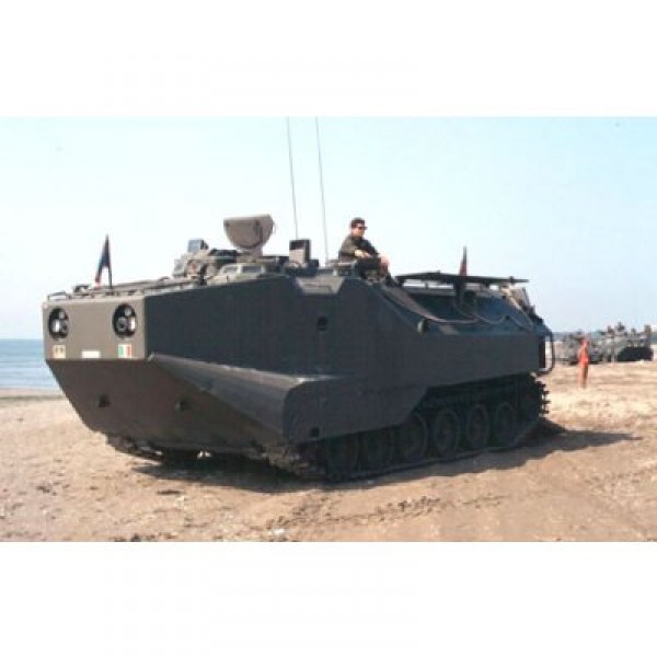 Maqueta de tanque: Vehículo de aterrizaje LVTP-7 con seguimiento - Hobbyboss-82409