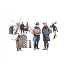 WWII German Luftwaffe Pilots and Ground Personnel in Winter Uniform- 1:48e - ICM