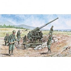 Italienische 90/53-Kanone mit Dienern