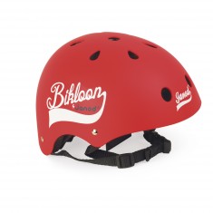 Casco rojo para bicicleta de equilibrio.