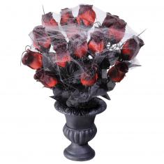 Vase mit roten Rosen und Spinnennetz