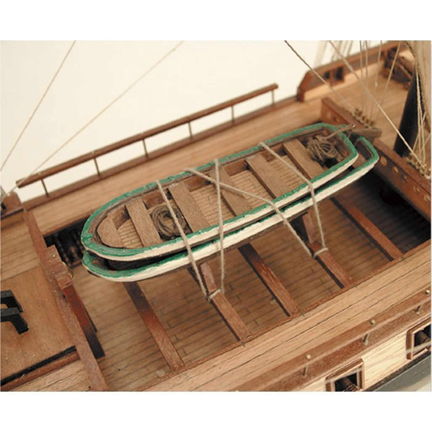 DISARMODEL Maquette Bateau en Bois: L'Hermione La Fayette DISARMODEL Maquette Bateau en Bois: L'Hermione La Fayette