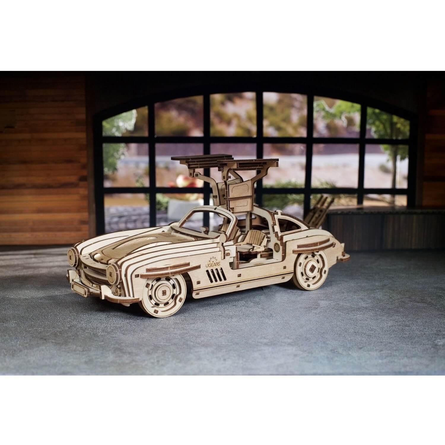 Maquette en bois : voiture de sport à ailerons