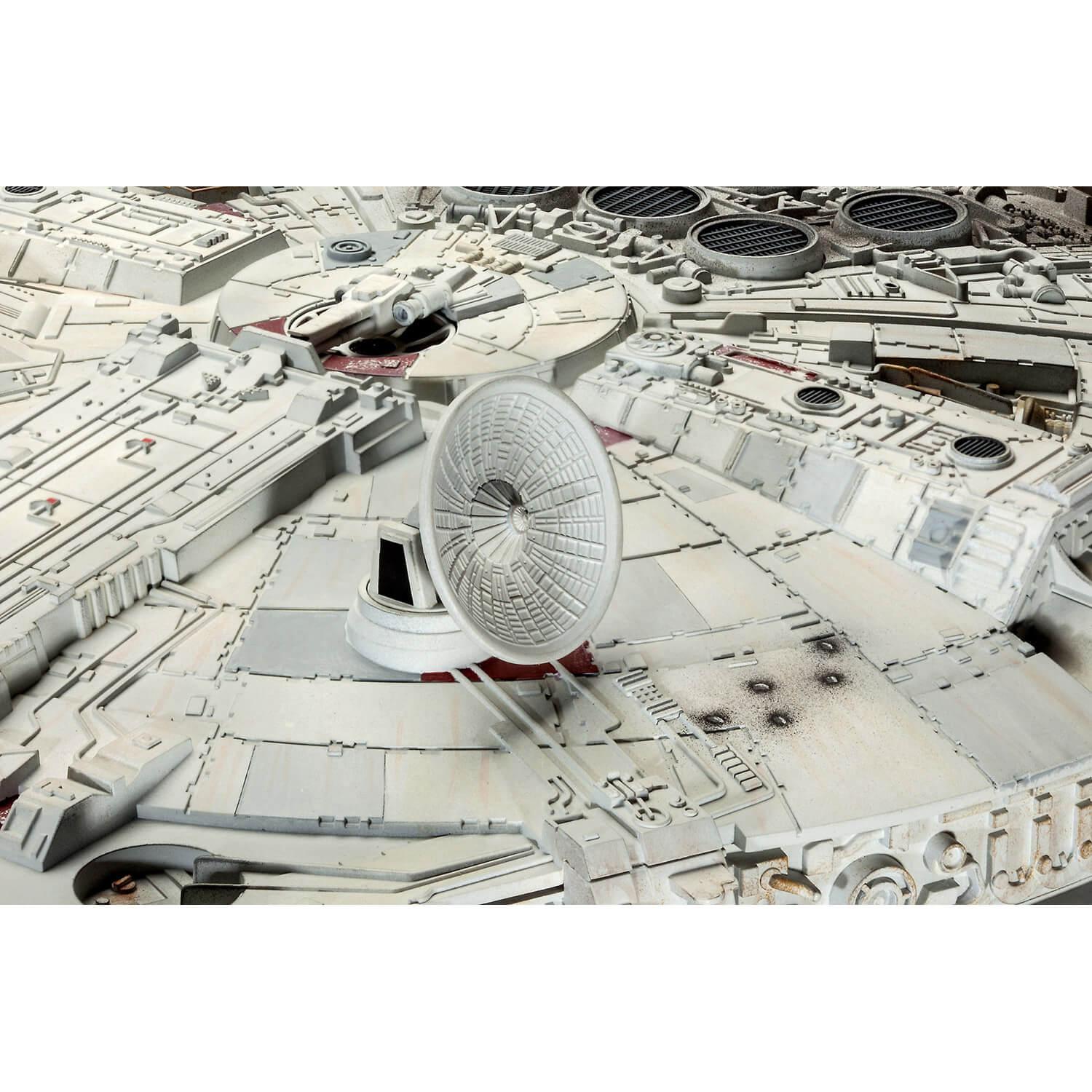 Coffret cadeau Maquette Star Wars : Faucon Millenium - Revell - Rue des  Maquettes