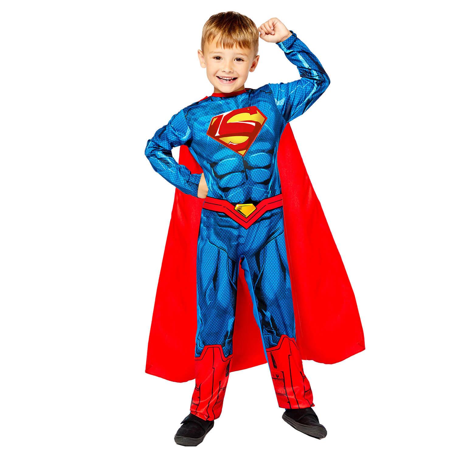 Brave garçon dans un costume de super-héros, portant un cape rouge et un  masque, a tenu sa main. Mignon enfant jouant super-héros. Le concept de  pouvoir et de justice Photo Stock 