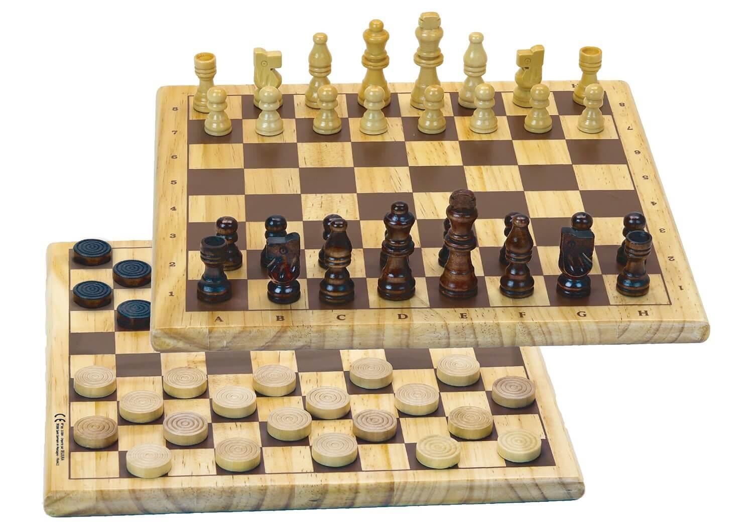 Jeux de dames et d'échecs en bois