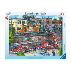 Puzzle de 48 piezas: bomberos en las vías del tren