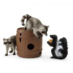 Wild Life figurines: Funny games with nuts