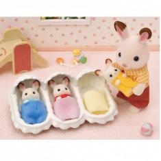 Sylvanian Families 5532: Los trillizos de conejos de chocolate y complementos de puericultura