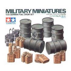 Diorama accessories: German drums and jerry cans