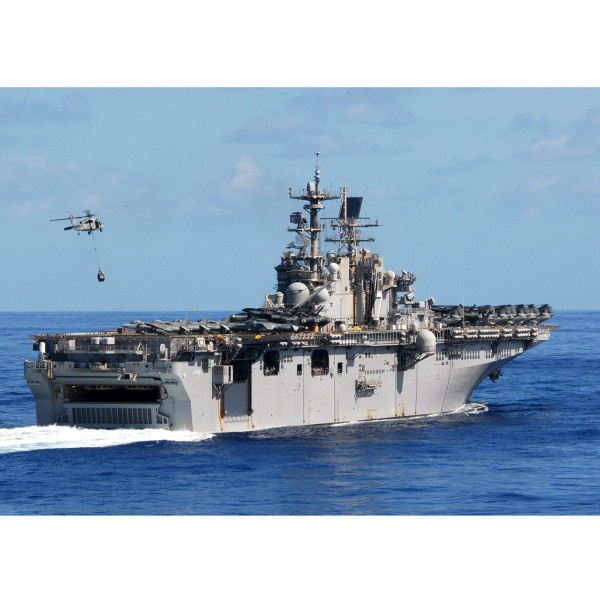 Maquette Bateau : USS Iwo Jima LHD-7 - Trumpeter-TR064002